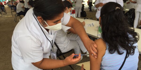 Inicia vacunación al personal educativo de Oaxaca