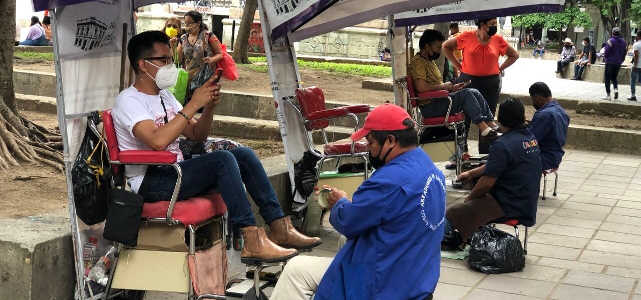 Reingresan boleros al Zócalo de Oaxaca