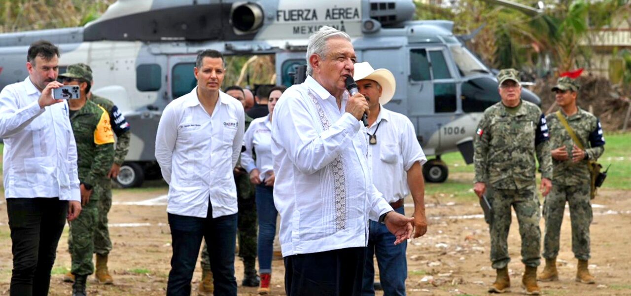 Alejandro Murat y Andrés Manuel López Obrador recorren municipios afectados de la costa oaxaqueña